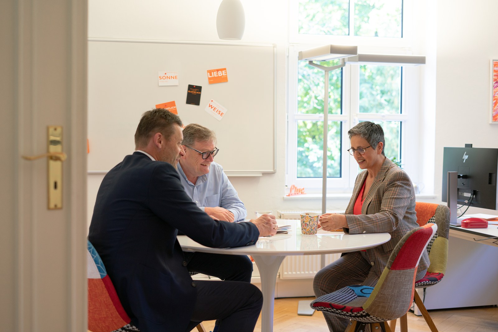 Ralf Hartleb in Beratungsrunde — am Tisch, im Gespräch